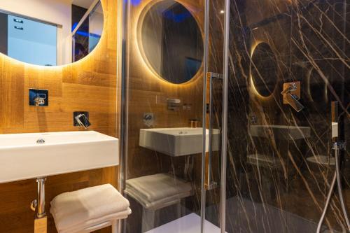 uma casa de banho com um lavatório e um chuveiro em B&Z LUXURY em Bari