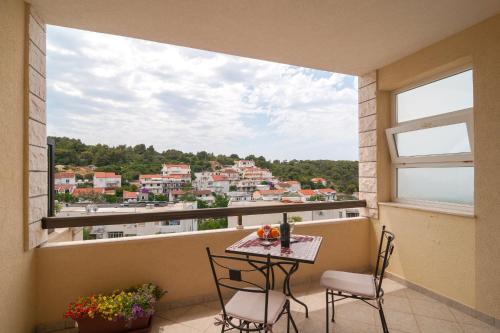 balcone con tavolo, sedie e vista di Apartments Molo Mare a Hvar