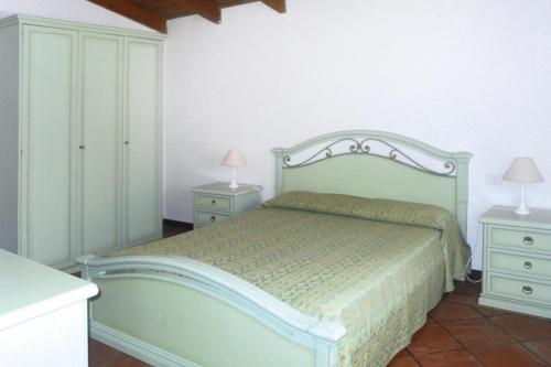 een slaapkamer met een bed met 2 dressoires en 2 lampen bij Holiday residence Sea Villas Stintino - ISR07229-CYA in Stintino