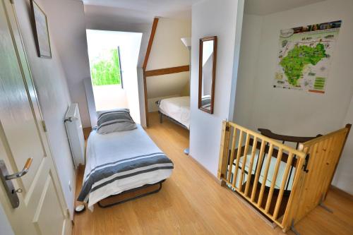 - une petite chambre avec un lit et un lit bébé dans l'établissement Domaine de Matounet, à Bridoré
