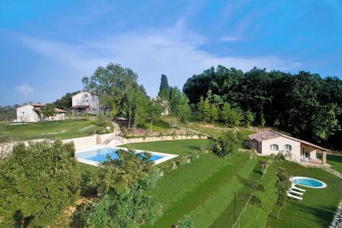 Vista sulla piscina di Holiday resort Borgo della Meliana Gambassi Terme - ITO06470-DYD o su una piscina nei dintorni