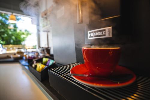 Příslušenství pro přípravu čaje a kávy v ubytování Les Gentianettes Hotel & Spa