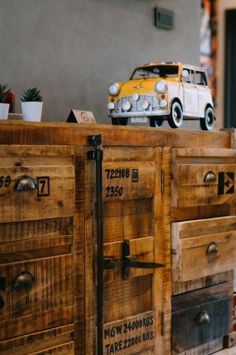 a toy car sitting on top of a wooden dresser at 雨禾田 in Sanxing