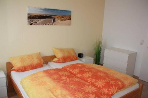 1 dormitorio con 2 camas y una foto en la pared en Ferienwohnung Solmsbachtalblick, en Braunfels
