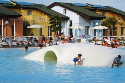 Het zwembad bij of vlak bij Holiday resort Club Village & Hotel Spiaggia Romea Lido delle Nazioni - IER01260-CYA