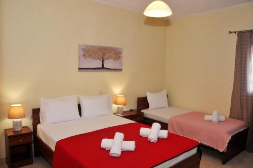 Un pat sau paturi într-o cameră la The Other Side of Meteora with lush garden, BBQ & pavillion