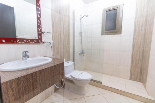 a bathroom with a toilet and a sink and a shower at مقصورة مرسال سويت in Riyadh