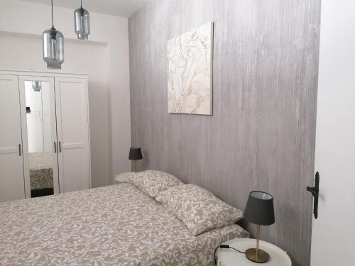 ein Schlafzimmer mit einem Bett und einem Bild an der Wand in der Unterkunft Sikè home in Giardini-Naxos