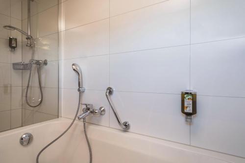 a bathroom with a shower and a bath tub at Hof zum Stadl - Ferienwohnung Nr 2 in Meckenbeuren