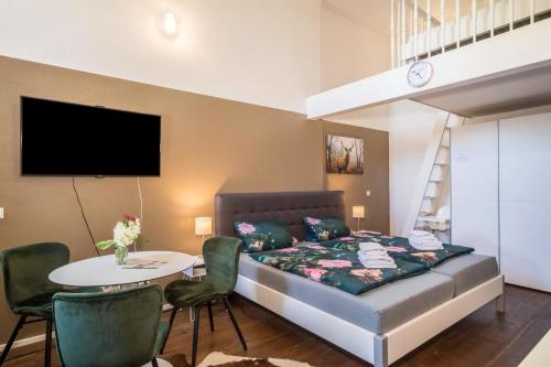1 dormitorio con 1 cama, mesa y sillas en Hof zum Stadl - Ferienwohnung Nr 2 en Meckenbeuren