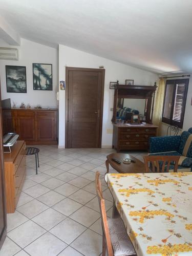 a living room with a bed and a table and chairs at Casa vacanze Nebida in Nebida