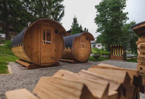 two large wooden barrels sitting in a yard at Hotel Landhaus in Münster