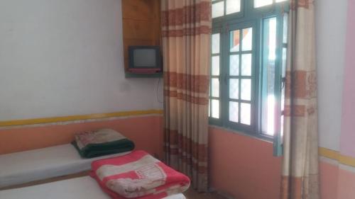una habitación con ventana y un banco con un Sidx con asiento de ventana en Hotel Chitral Continental, en Chitral