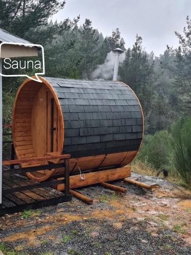 a small wooden sauna sitting on the ground at Cabaña Refugio Sauna Spa El Arrayan Casablanca Valdivia in Valdivia