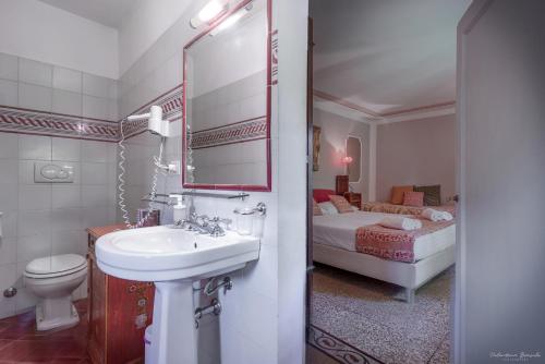 Villa Ape Rosa Relais tesisinde bir banyo