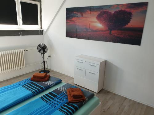 um quarto com uma cama, uma secretária e um quadro em Großzügige Ferienwohnung in Furth im Wald em Furth im Wald