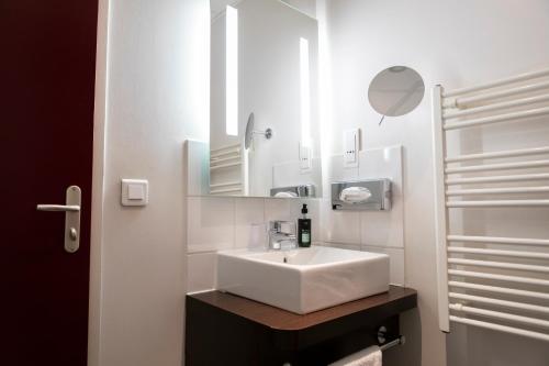 Ванная комната в The Originals Residence KOSY appart'hôtels - Les Cèdres