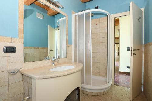アルバにあるCascina Giuliのバスルーム(シンク、シャワー付)