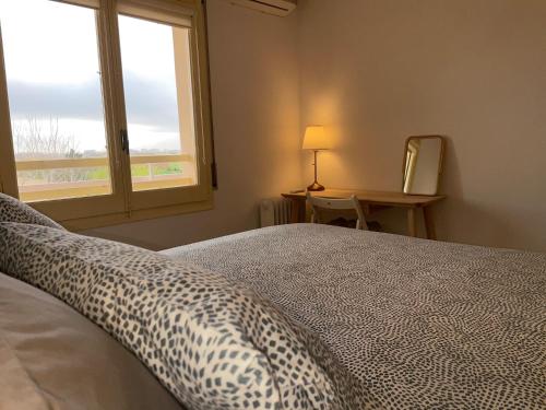 een slaapkamer met een bed, een raam en een bureau bij Apartment Costa Brava en Verges in Verges