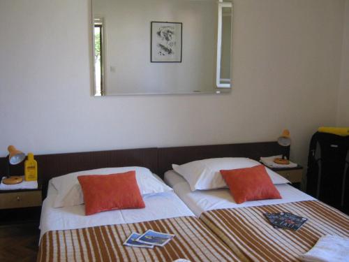 Apartments and Rooms Artemida