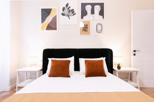 1 dormitorio con 1 cama blanca y 2 mesitas de noche en Casa Moderna -Two Bedroom Apartment, en Corfú