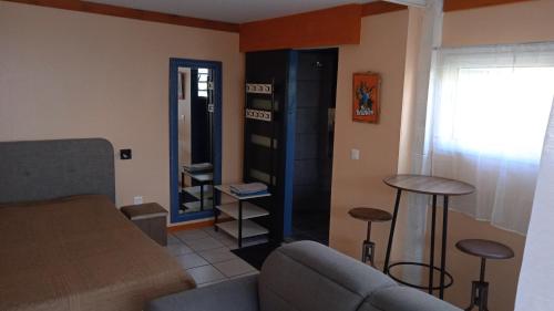 ein Wohnzimmer mit einem Sofa und einem Tisch in der Unterkunft Chez Fred A Saint Andre in Saint-André