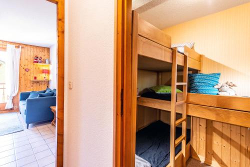 - un lit superposé avec une échelle dans une chambre dans l'établissement OREE DES PISTES 18, à Morzine
