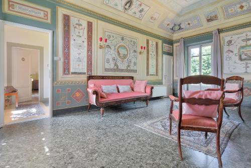 a living room with a couch and chairs in it at Villa Ape Rosa Relais in Florence