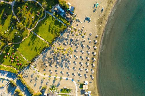 una vista aérea de un aparcamiento con sombrillas en la playa en St Raphael Resort, en Limassol