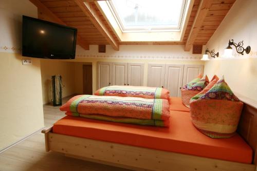 ラムサウにあるUnterlandtal Ferienwohnungenのベッド2台と薄型テレビ付きのベッドルーム