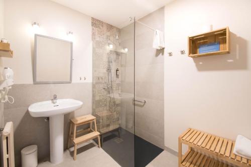 y baño con lavabo y ducha. en Hotel Casa Cauma en Albarracín