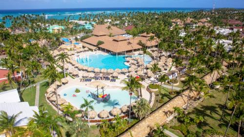 uma vista aérea de um resort com uma piscina em Grand Palladium Punta Cana Resort & Spa - All Inclusive em Punta Cana