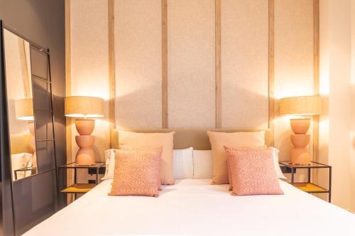 A bed or beds in a room at Valencia Luxury - Sea Port II