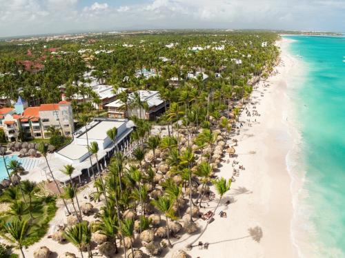 una vista aérea de la playa en el complejo Excelence punta cana en TRS Turquesa Hotel - Adults Only - All Inclusive, en Punta Cana
