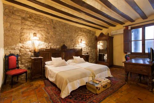 A bed or beds in a room at Posada Mayor de Migueloa