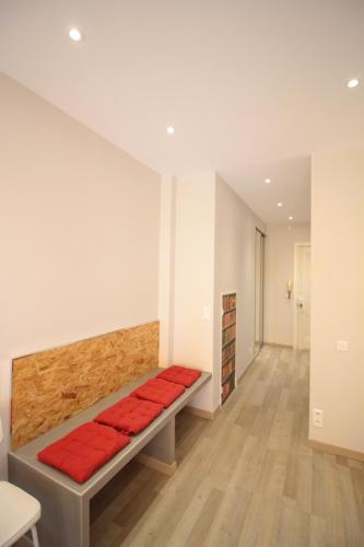 Cette chambre dispose d'un banc avec des oreillers rouges. dans l'établissement Red studio Buffa, à Nice