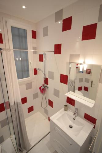 une salle de bain avec un lavabo, une douche et des toilettes dans l'établissement Red studio Buffa, à Nice