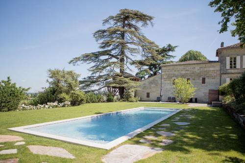 Bazen u ili blizu objekta Le Relais de Franc Mayne Saint Emilion