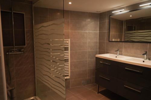 Ванна кімната в Maison de charme, d'artiste, décoration brocante