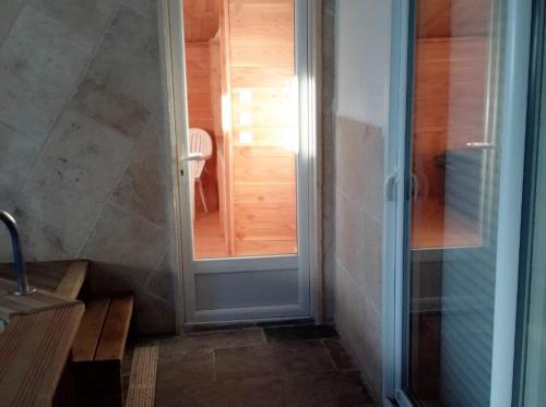 une salle de bain avec douche et porte vitrée dans l'établissement Maison charmante à Aix-en-Provence avec piscine privée, à Aix-en-Provence