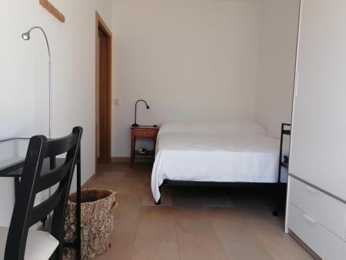 una camera da letto con un letto, una scrivania e un tavolo di Cabanas Riverside a Cabanas de Tavira