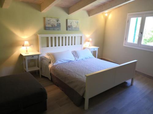 sypialnia z białym łóżkiem i 2 szafkami nocnymi w obiekcie Camere Toni w mieście Vernazza