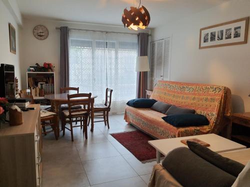 un salon avec un canapé et une table dans l'établissement Port Vauban appartement F3 refait à neuf, à Antibes