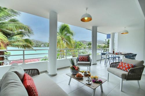 un salon avec un canapé et une table dans l'établissement Villa Lili, à Les Trois-Îlets