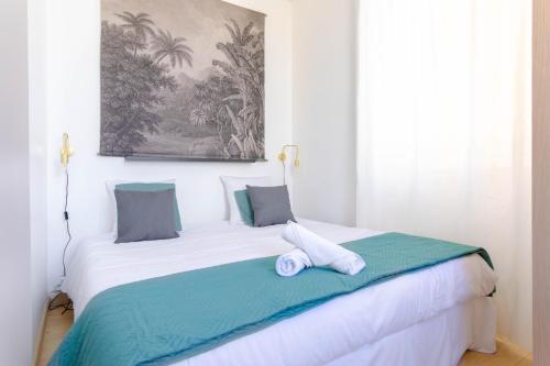 une chambre avec un lit avec une serviette dessus dans l'établissement Le Rive Neuve Standing Vieux-Port - Appartement 1 chambre 4 pers Vue Mer Clim, à Marseille