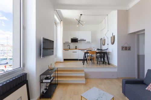un petit appartement avec une cuisine et un salon dans l'établissement Le Rive Neuve Standing Vieux-Port - Appartement 1 chambre 4 pers Vue Mer Clim, à Marseille