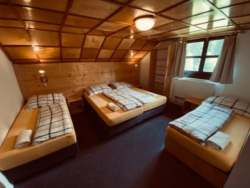 Postel nebo postele na pokoji v ubytování Modrokamenná bouda