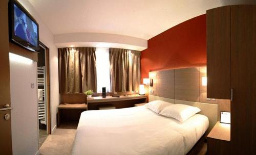 Säng eller sängar i ett rum på The Originals Boutique, Hôtel Marytel, Montbrison (Inter-Hotel)