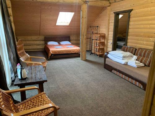 バコヴェルにあるShulcのログキャビン内のベッド2台が備わる部屋です。