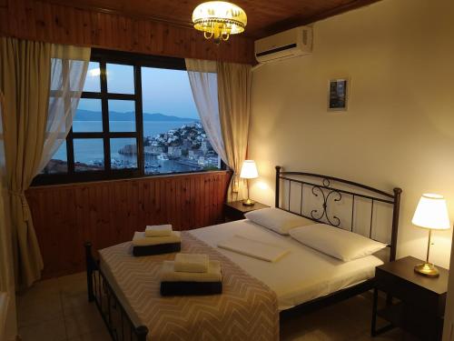 Postel nebo postele na pokoji v ubytování Hydra's View House